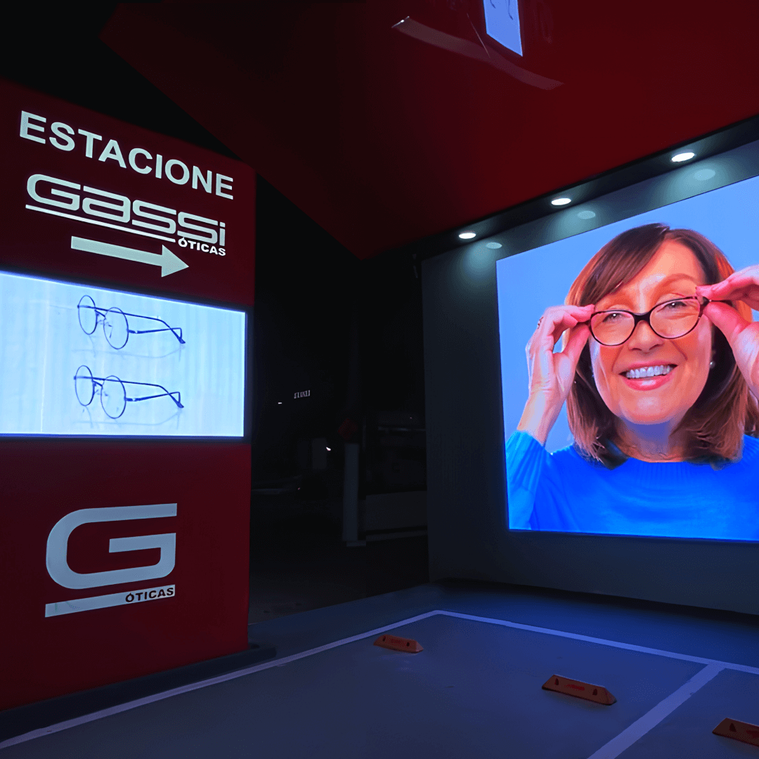 Painel de LED indoor instalado pela P1LED no estacionamento da loja Óticas Gassi