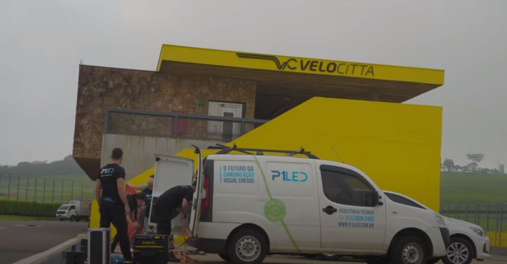 Equipe P1LED instalando Painel de LED na Velocitta