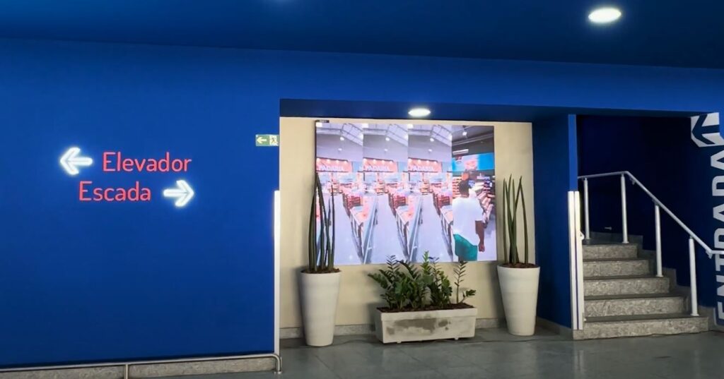 Painel de LED Outdoor em Estacionamento do Supermercado Krill