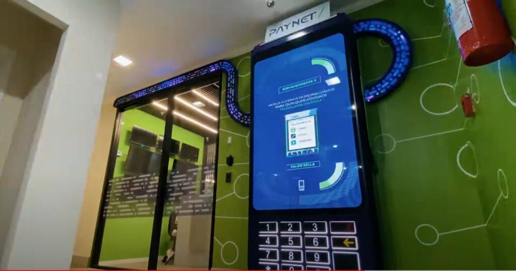 Totem de LED P2 na sede da PAYNET