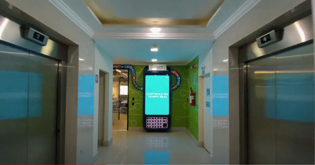 Totem de LED na sede da PAYNET