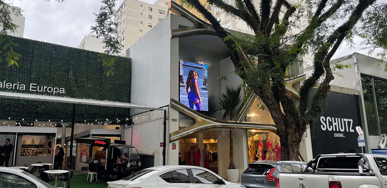 Outdoor não é só tela. É presença urbana.