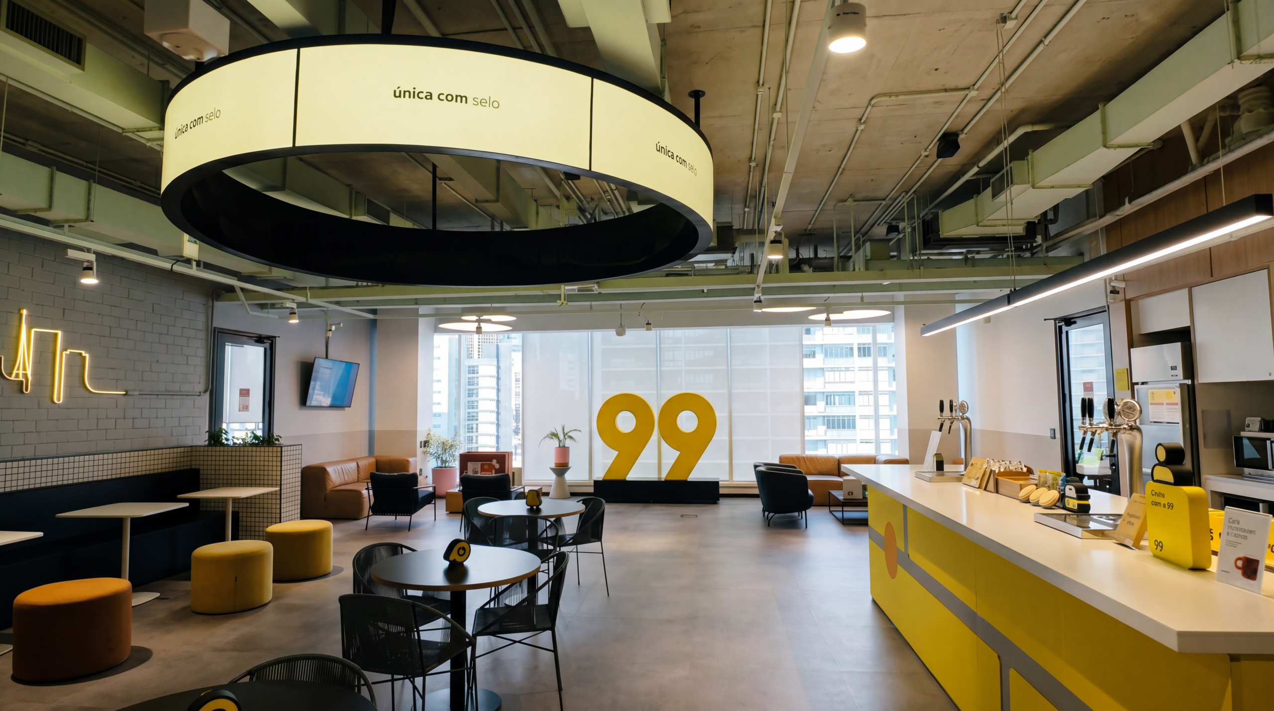 Anel de LED com o logo amarelo da 99 no salão
