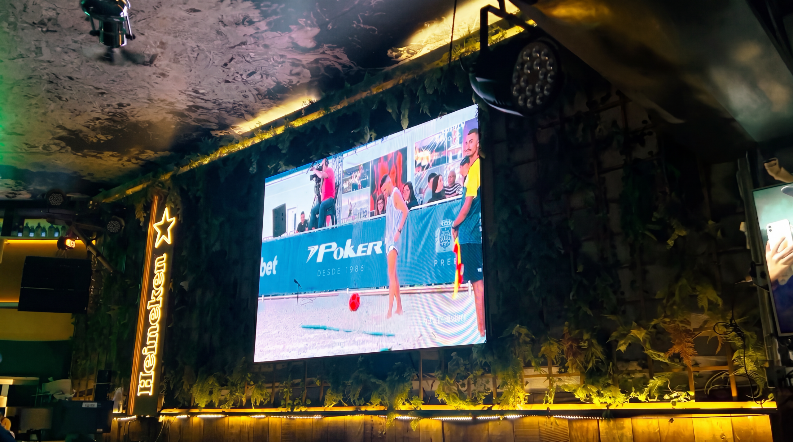 O bar com imagem de estádio, de qualquer mesa.