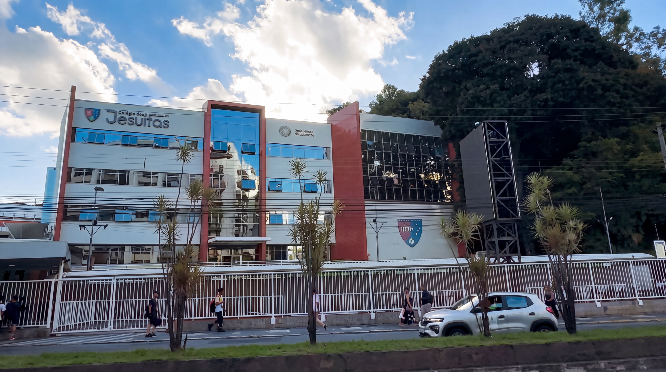 Uma escola falando pros dois lados da avenida.