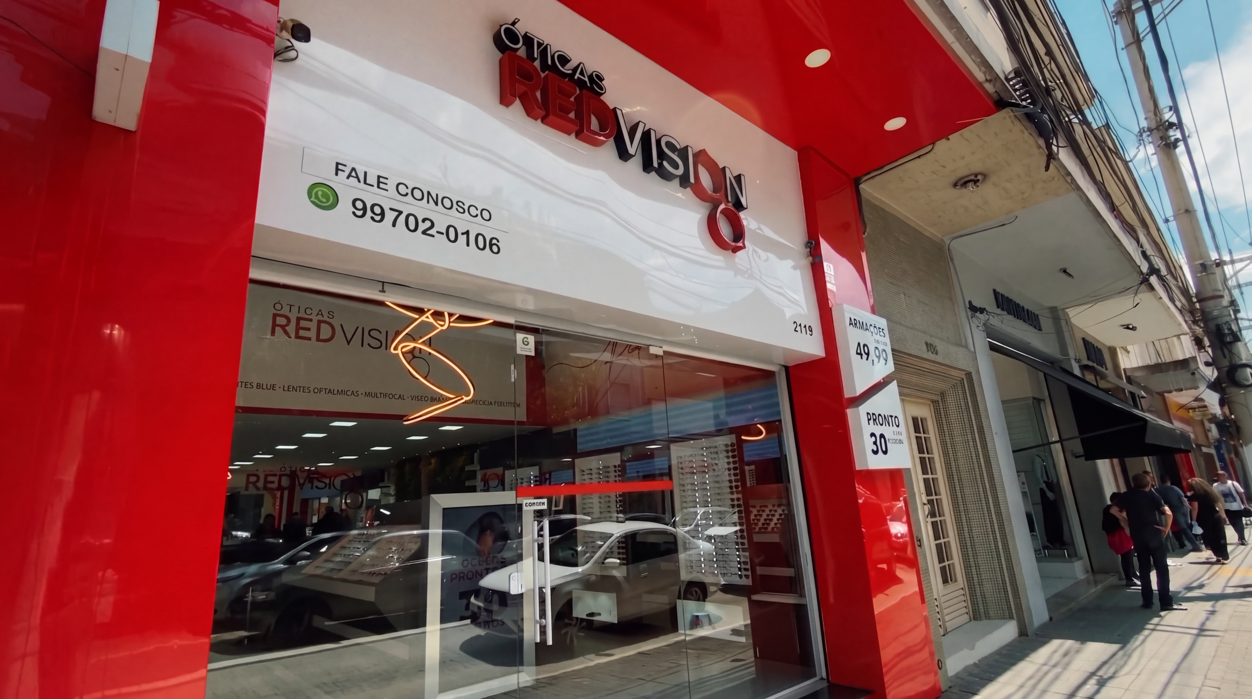 A moldura digital que vende enquanto o cliente experimenta.