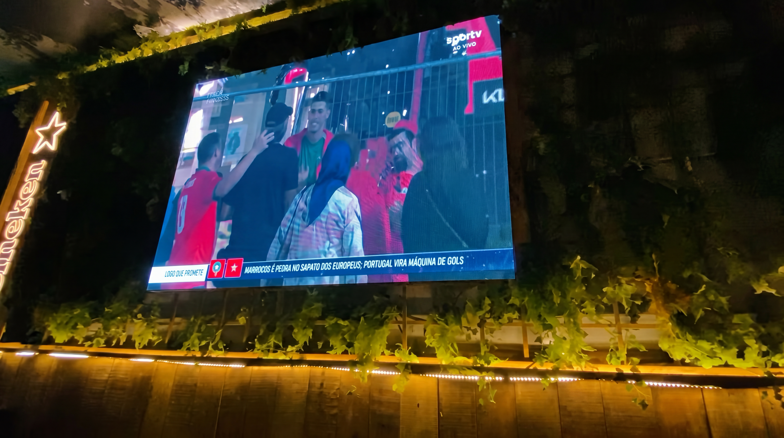Telão exibindo futebol em alta definição