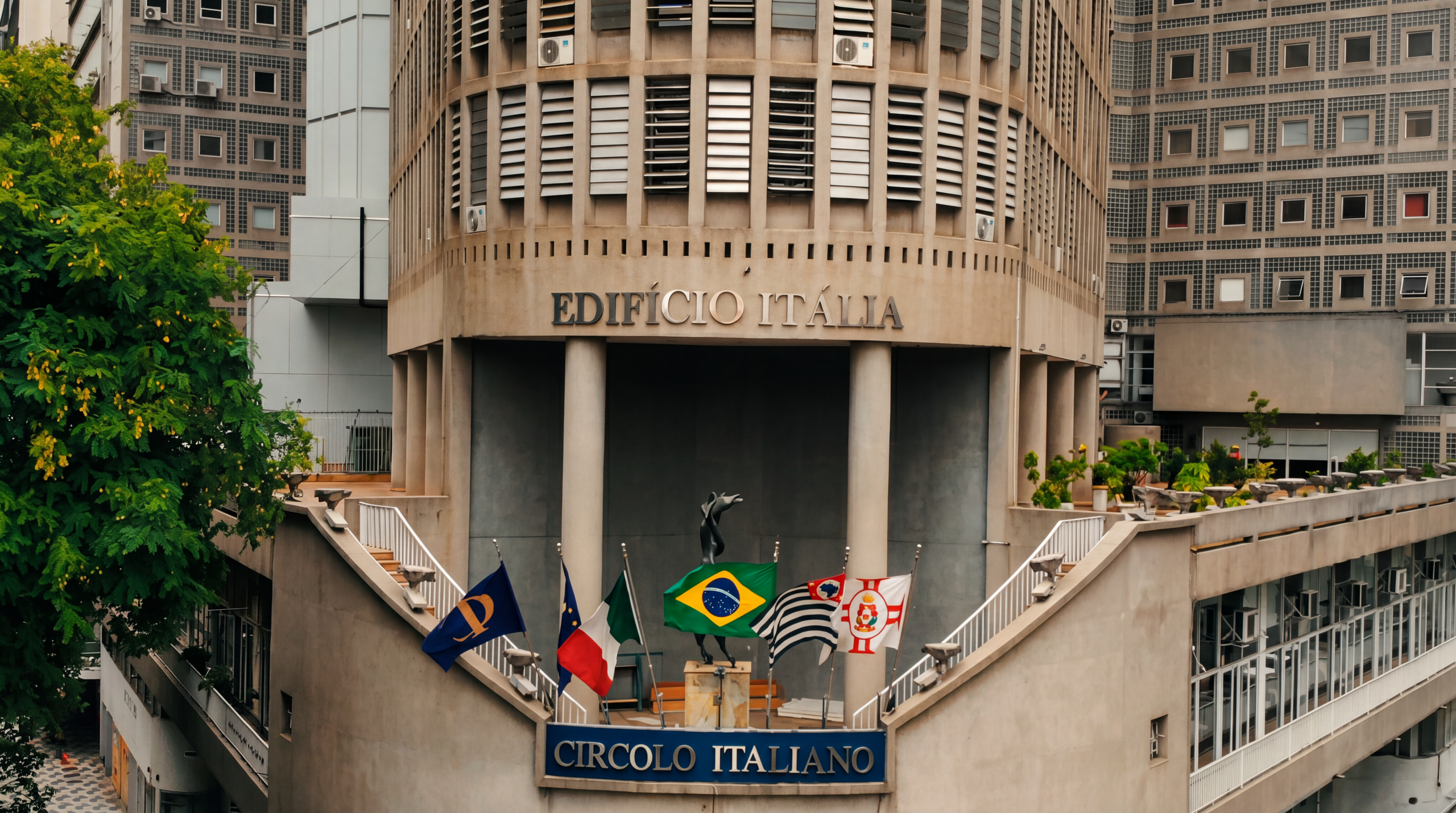 Vista aérea do Edifício Itália com o painel do Circolo Italiano aceso