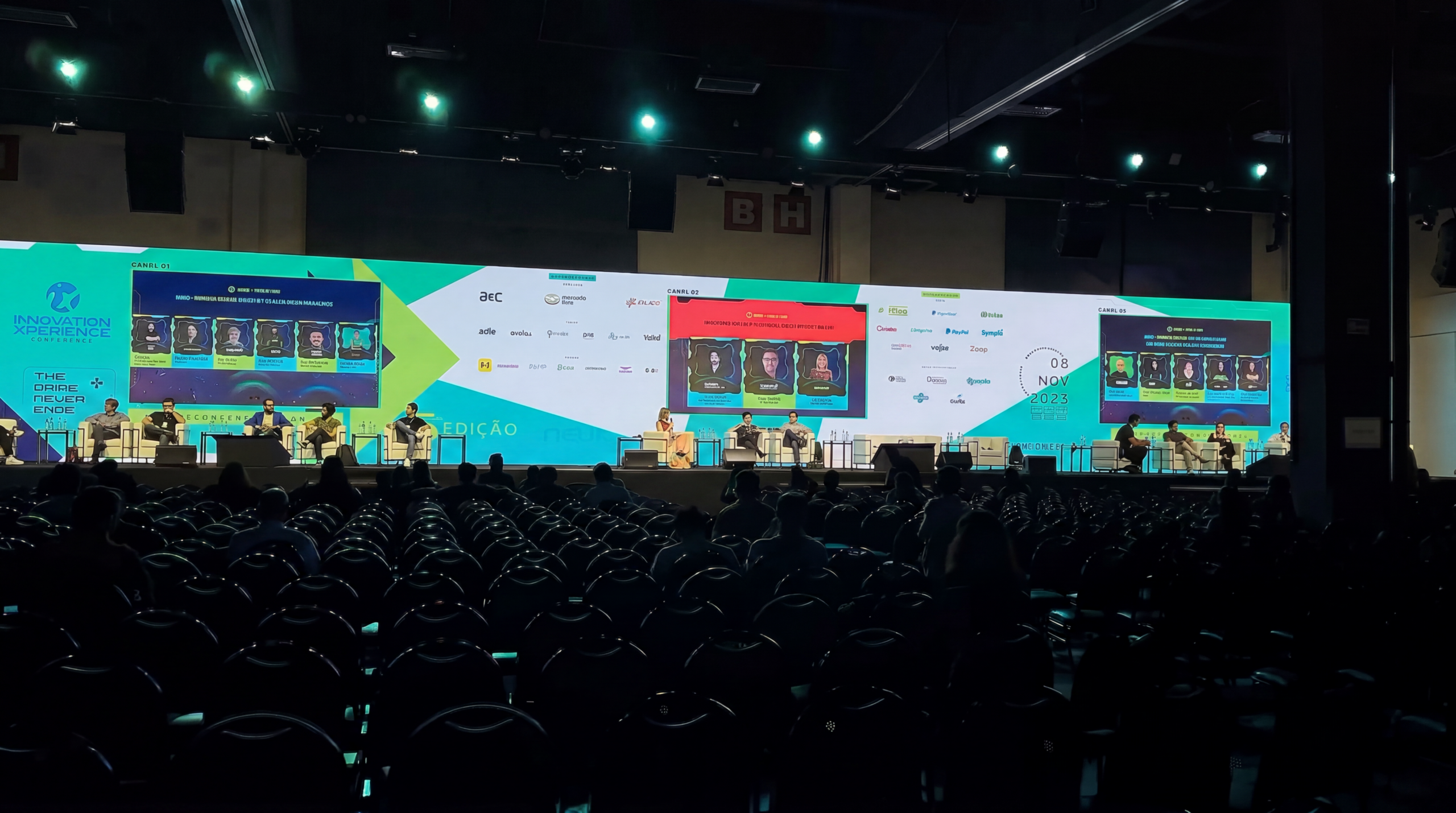 Painel de debate exibido no telão principal