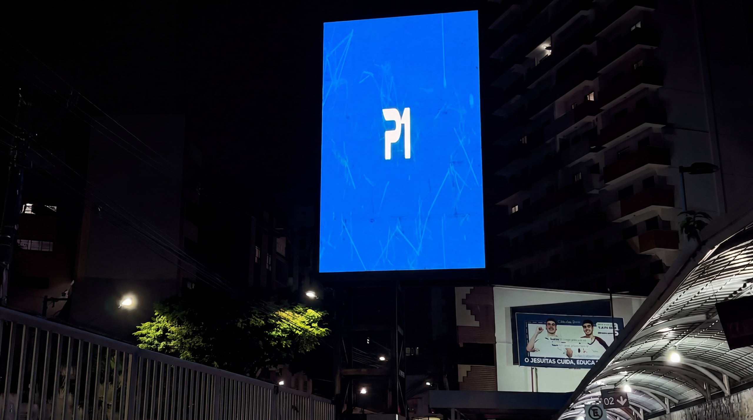 Torre metálica dupla face com painéis de LED no Colégio Jesuítas