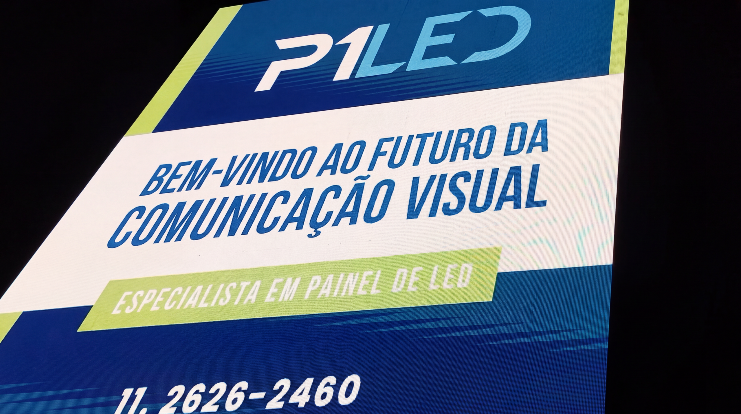 Painel de LED outdoor exibindo comunicação do colégio