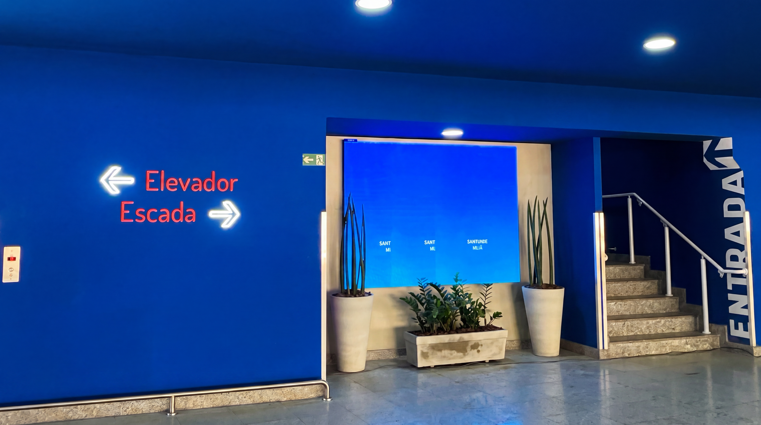 Painel de LED no acesso interno com escada e elevador