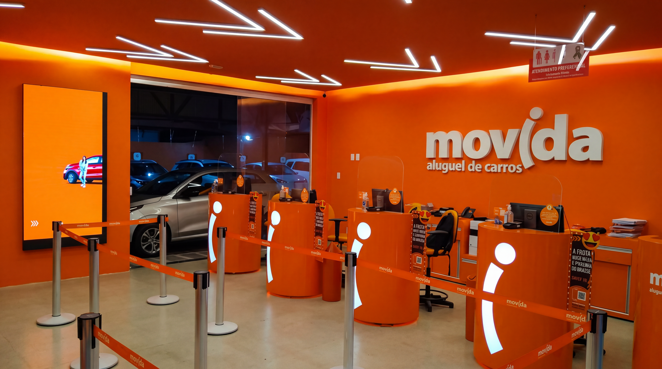 Painel horizontal de LED atrás do balcão de atendimento