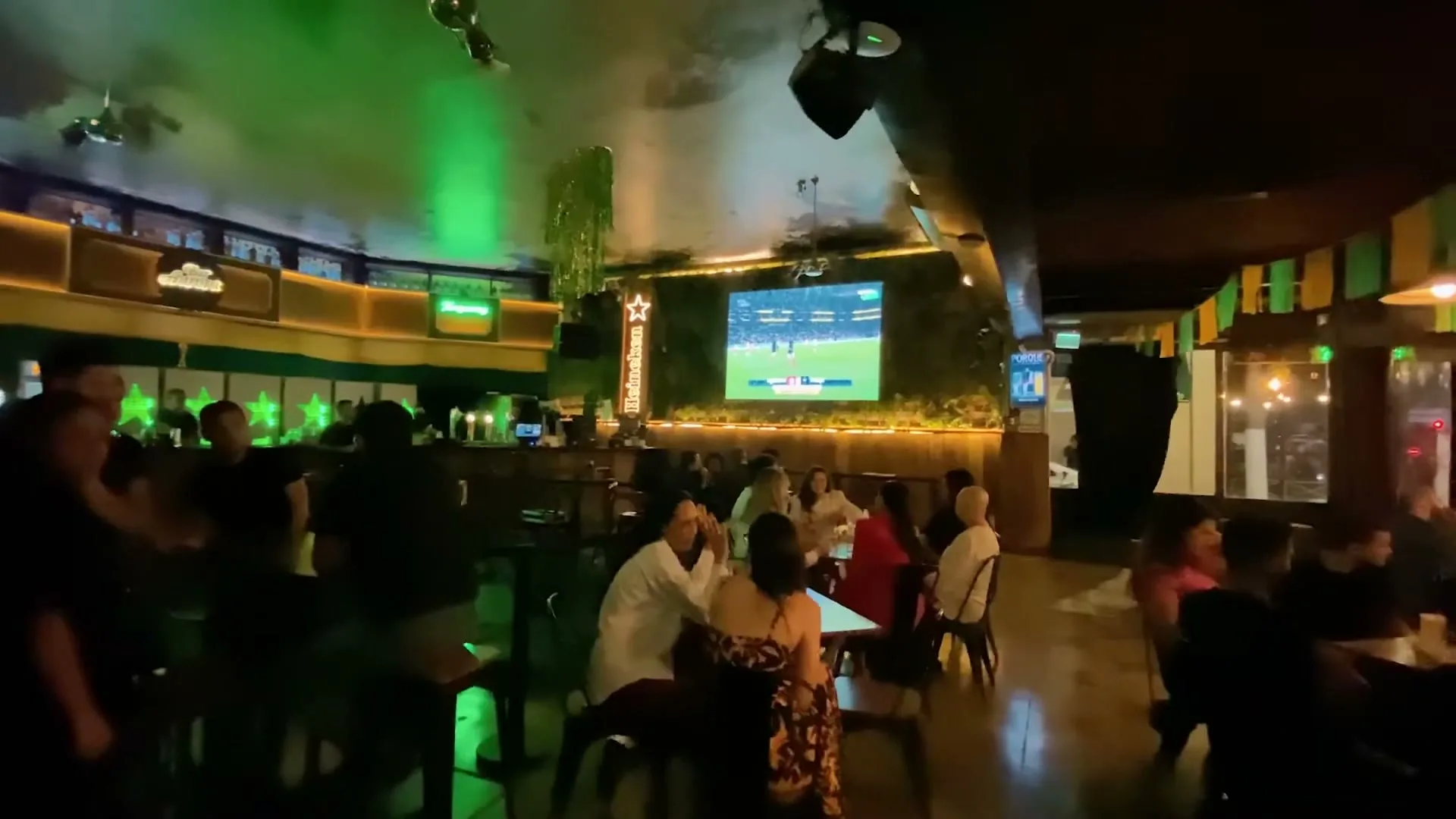 O bar com imagem de estádio, de qualquer mesa