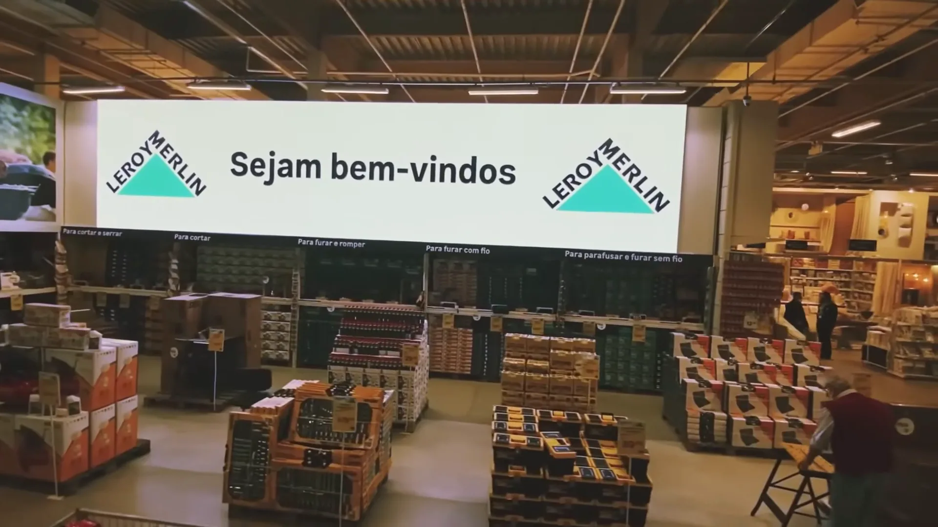 As boas-vindas penduradas no teto da megaloja
