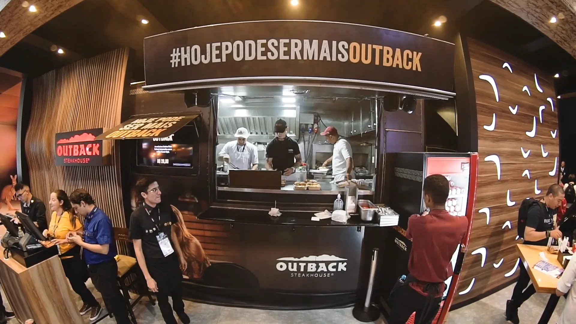 Food truck do Outback em operação no estande