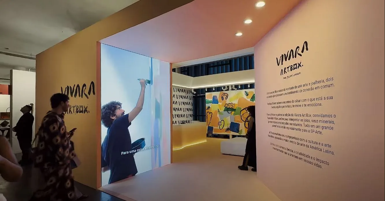 Arte, luxo e tecnologia no mesmo estande