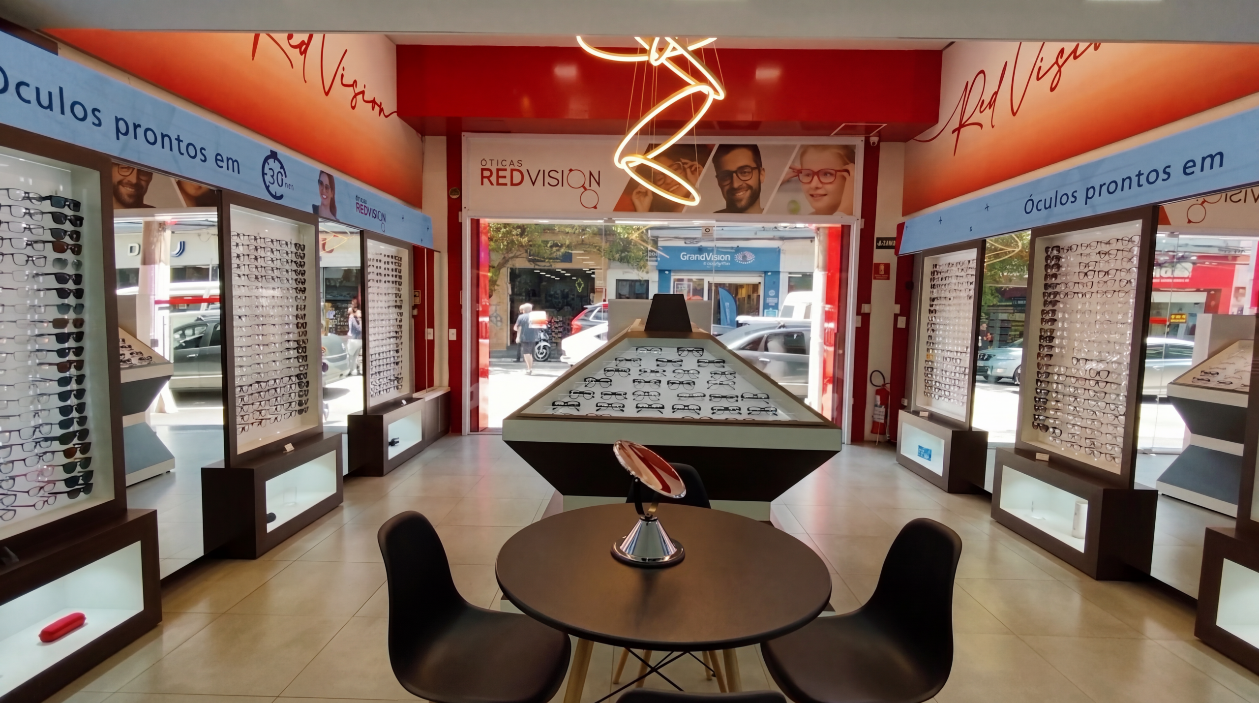 Painel P2 exibindo Preço de Fábrica sobre a vitrine de óculos