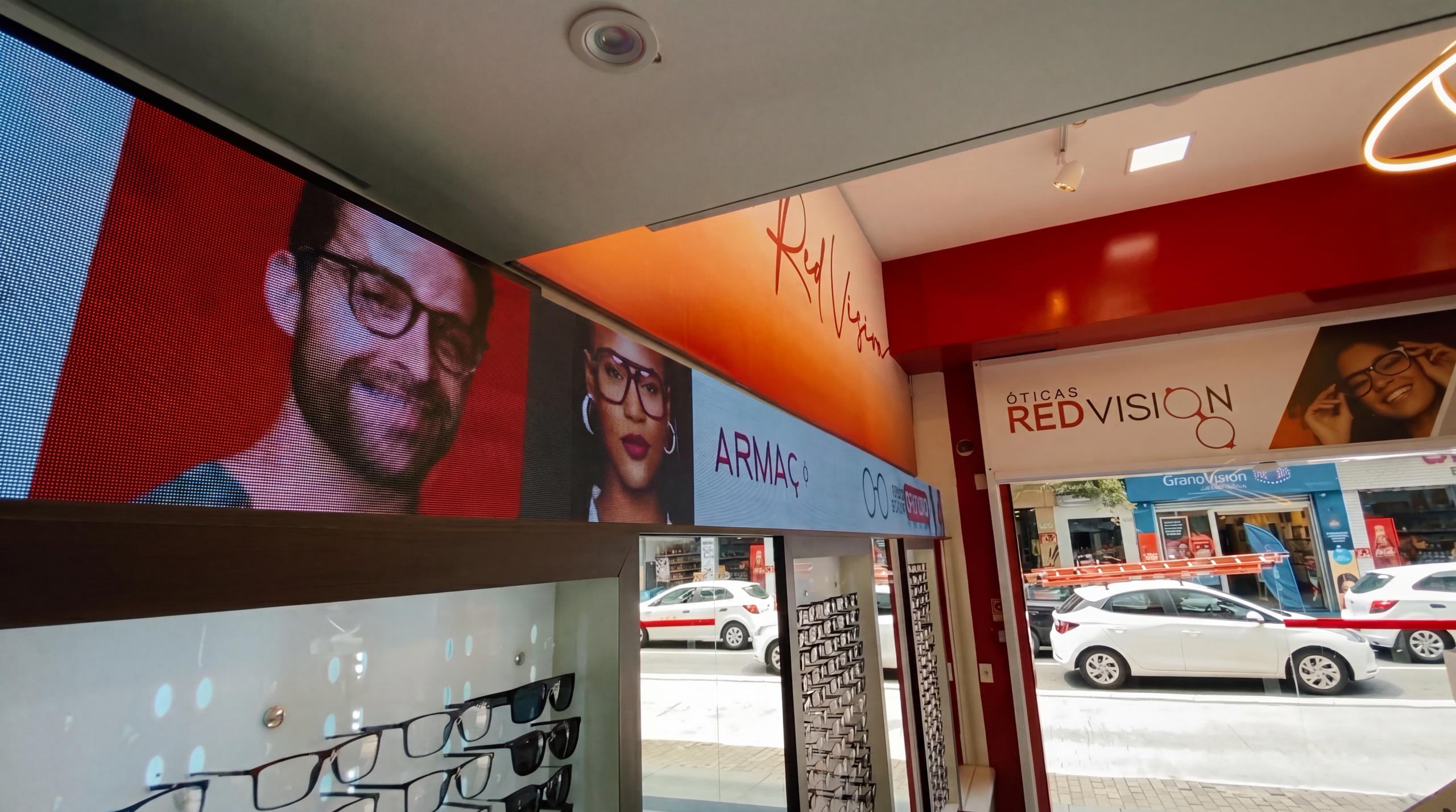 Vitrines de armações com a moldura digital ao fundo