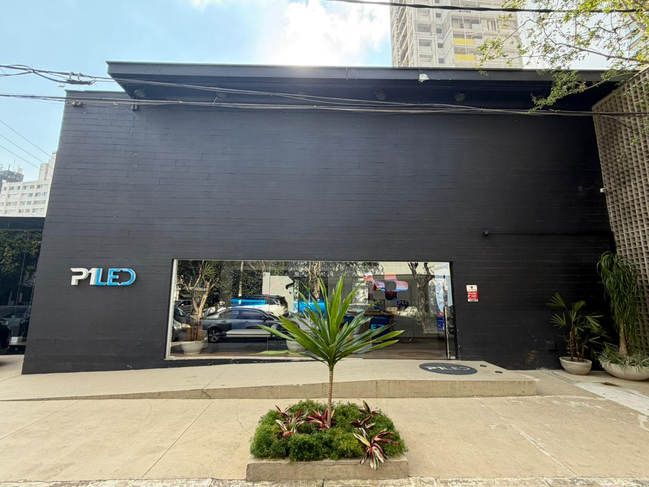 Fachada do showroom P1LED durante o dia