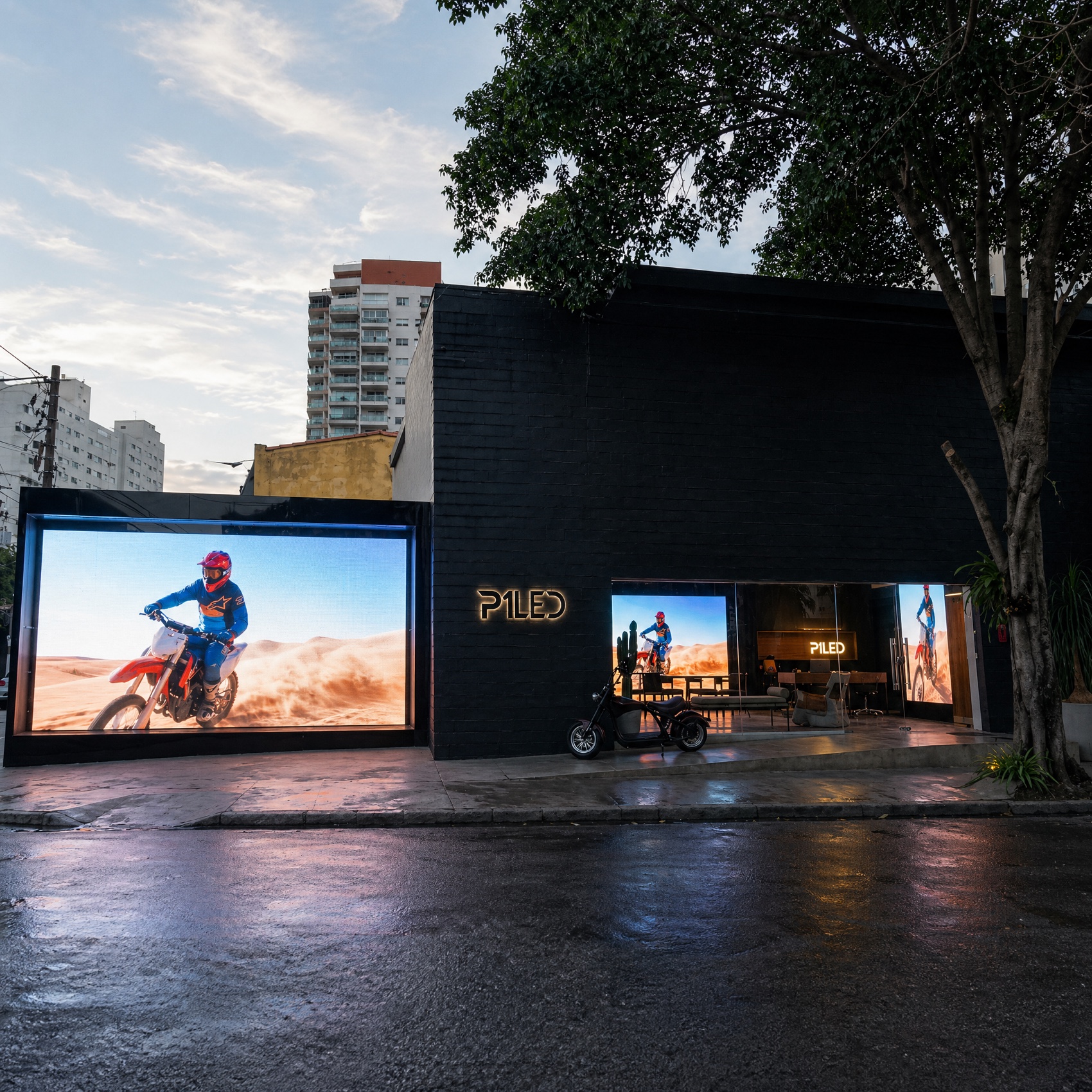 Fachada do showroom P1LED com letreiro aceso