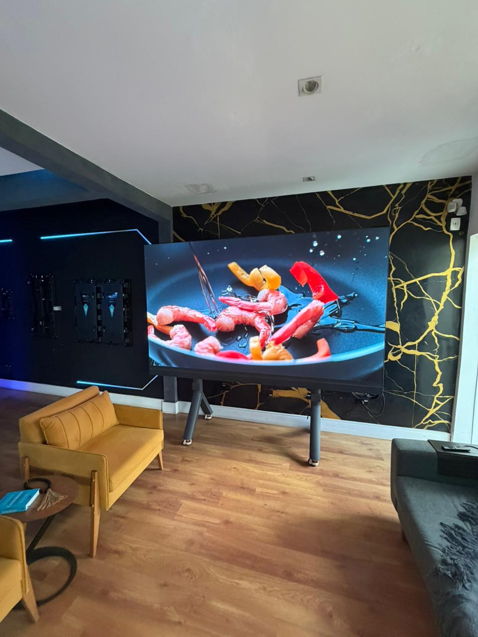 Living do showroom P1LED com painel de LED