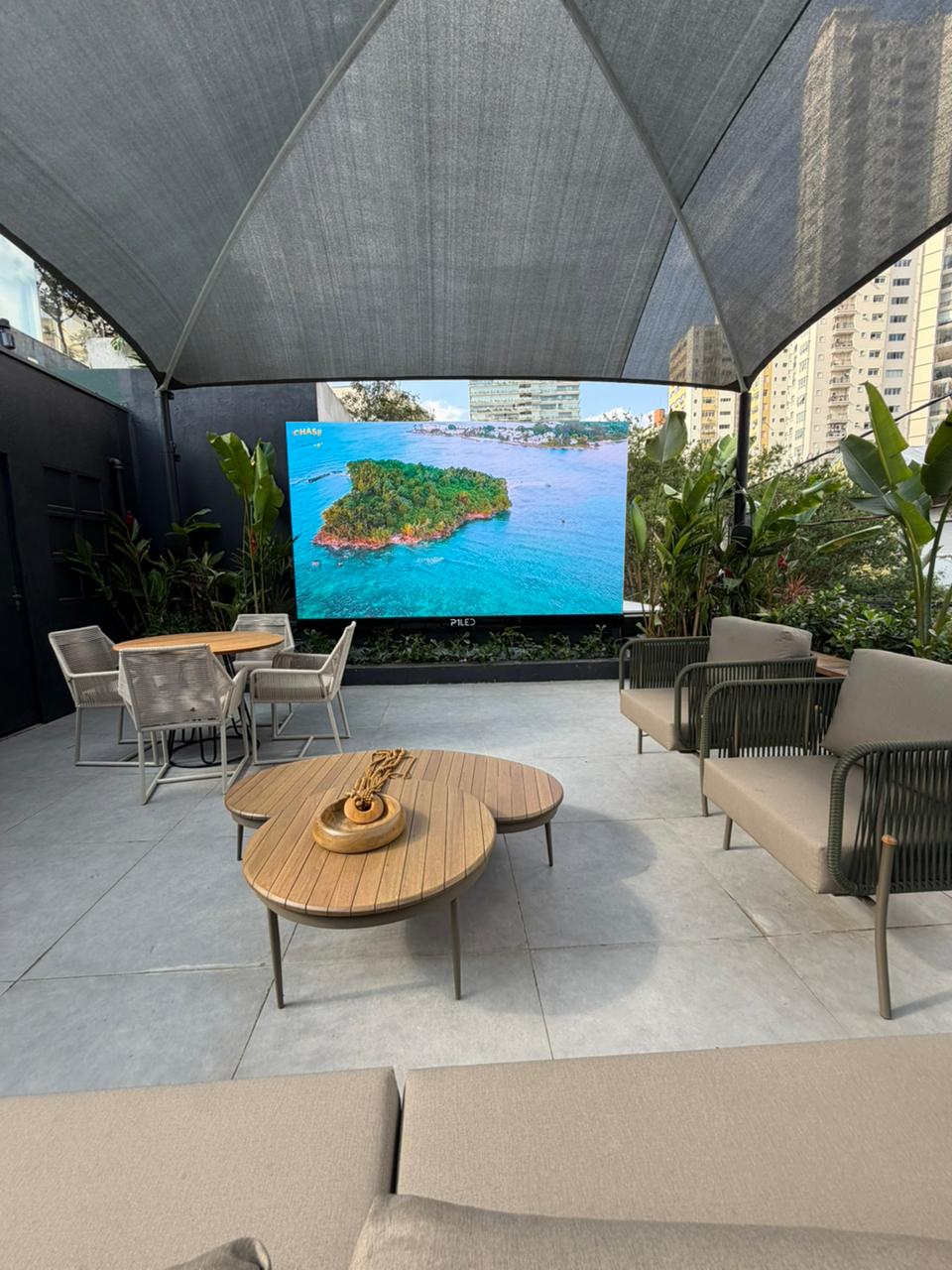 Terraço do showroom P1LED com painel de LED gigante