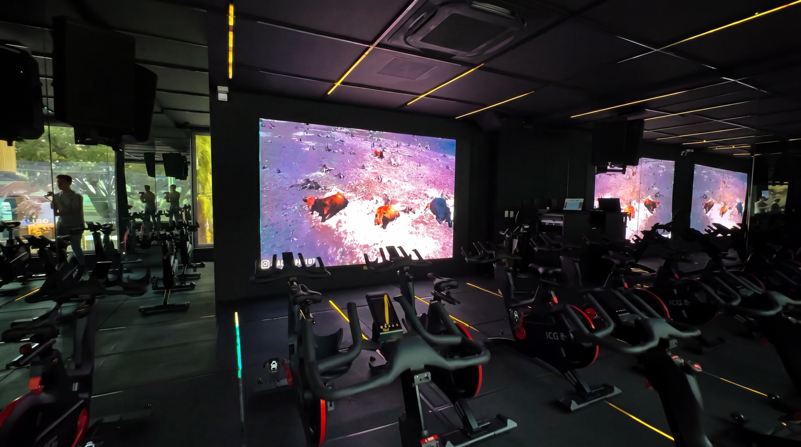 Sala de spinning com mega telão P2.5 imersivo