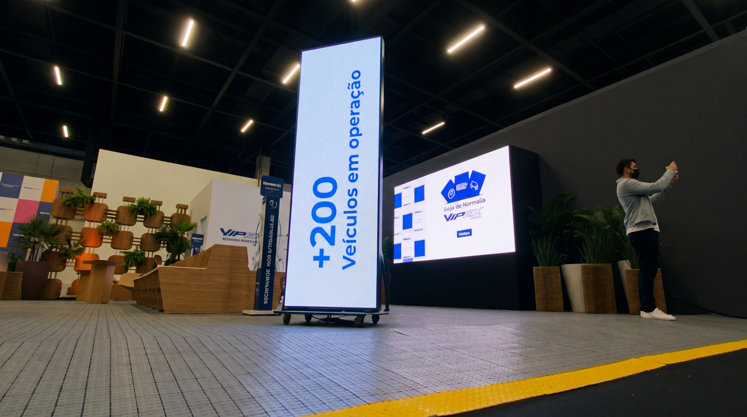 Painel de fundo e mesa de interatividade no estande VIPEX