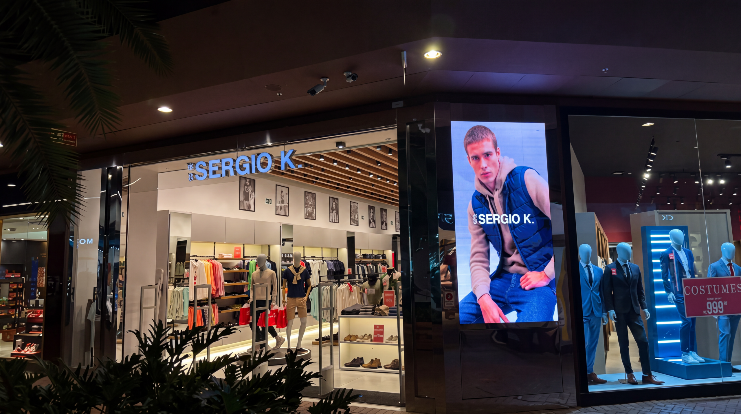 Painel de LED em vitrine de loja